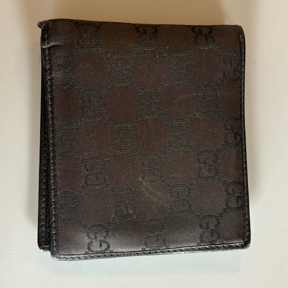 Gucci men’s wallet in used condition